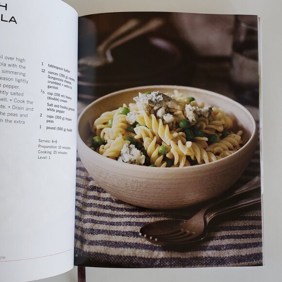 The Golden Book of Pasta Cookbook Recipe Hardcover Full Color Pictures Gold Edge - Picture 4 of 10
